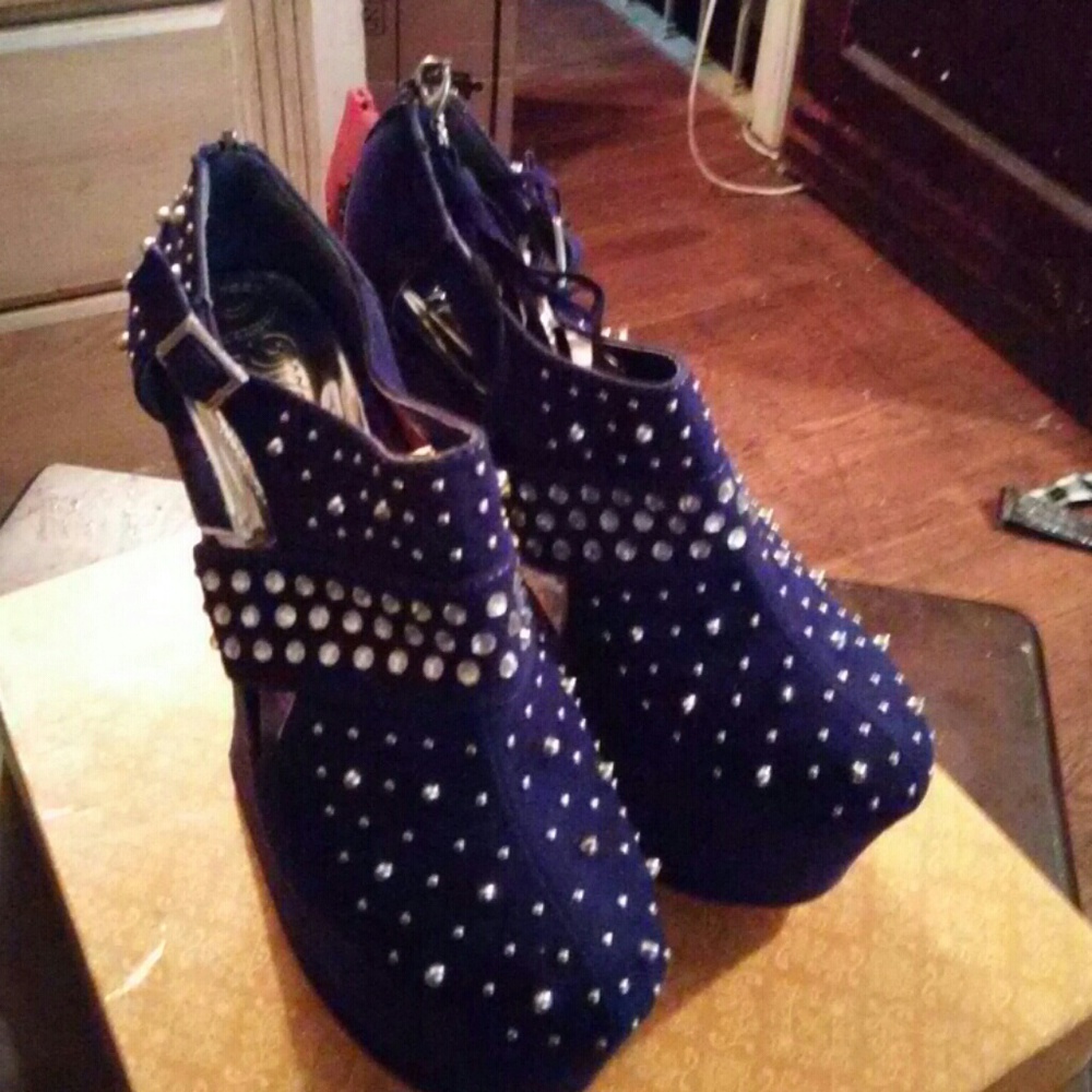 Blue gravity rhinestone shoes runs small